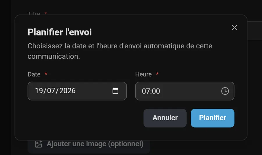 Dialogue de planification d'une communication : date et heure d'envoi automatique.