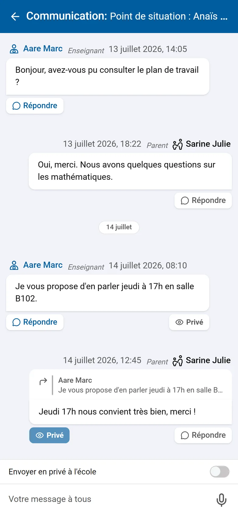 Fil de discussion sur mobile : un message de l'enseignante, la réponse d'un parent, et le champ pour répondre.