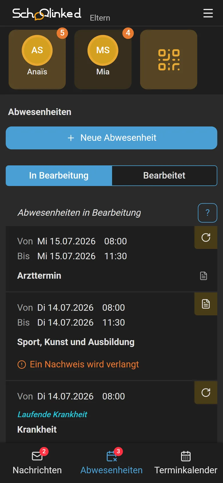 Handy eines Elternteils: die Absenzen des Kindes in Bearbeitung, darunter eine mit von der Schule verlangtem Nachweis und eine laufende Krankmeldung.