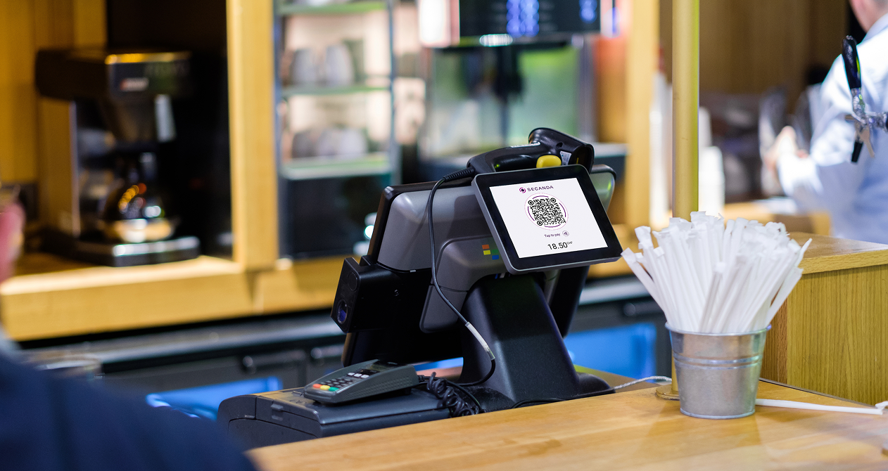 Caisse Micanda POS avec écran client affichant un code QR SECANDA Pay et le montant à payer